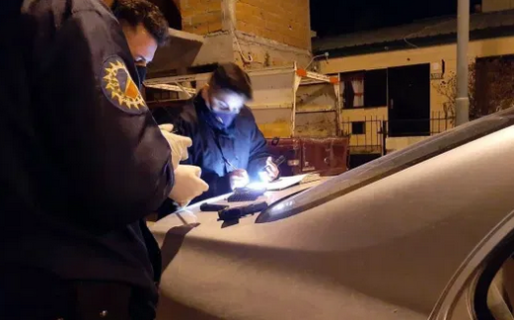 Discutieron, llamaron a la policía y encontraron un arma 9 milímetros