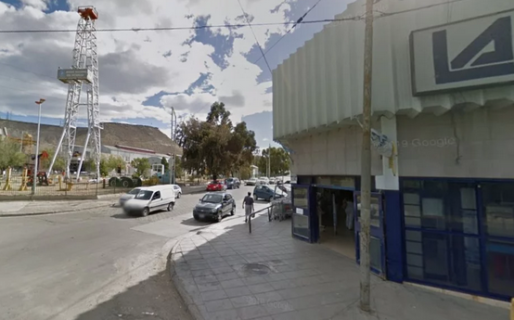 Le abrieron al baúl del auto en un supermercado y le robaron una máquina de coser y juguetes