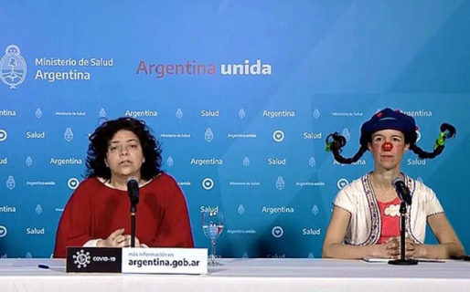 Critican la aparición de una payamédica en el reporte matutino de COVID-19