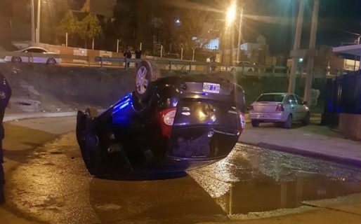 Un vehículo sin cambios volcó en pleno Barrio Ceferino: No hubo lesiones a terceros