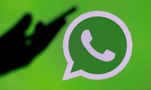 Truco para escuchar un audio de WhatsApp sin que se entere la persona que lo envió