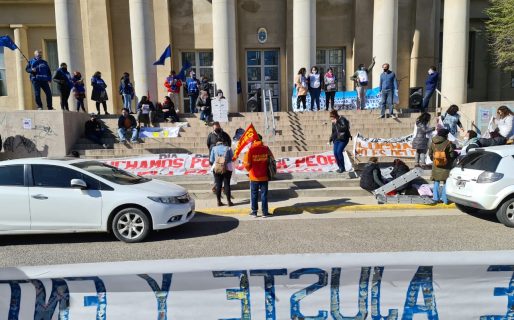 Trabajadores estatales protestaron frente al edificio de Tribunales