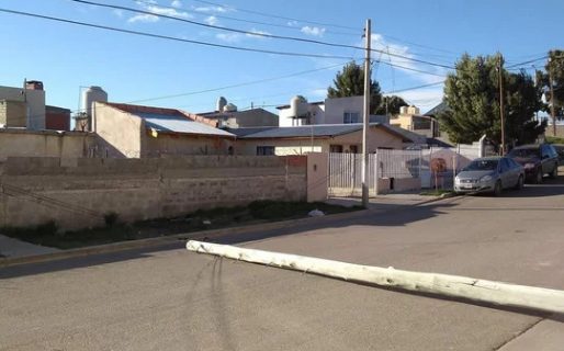 El viento derribó  un poste en barrio Próspero Palazzo