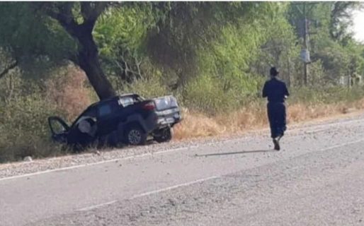 Le enseñaba a manejar a su hija y murió al estrellarse contra un árbol