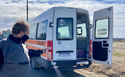 Transportistas escolares venden papas y huevos para salir adelante