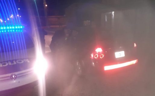 Una mujer escapó de un control y les «soltó» un pitbull a los policías