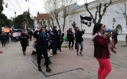 Trabajadores excluidos se movilizaron a Casa de Gobierno en Rawson