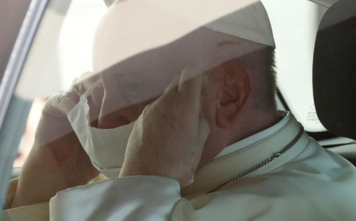 El Papa, visto en público con mascarilla por primera vez