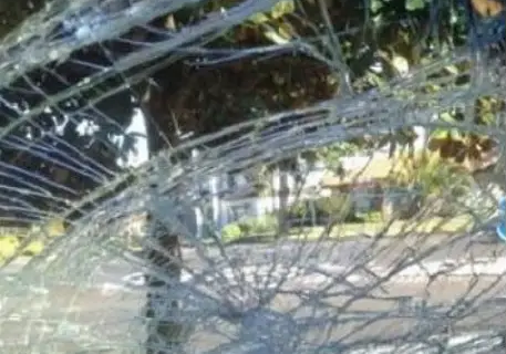 Machista y enojado: la acosó en la calle, ella le rompió el parabrisas y ahora le mandó provocativos mensajes