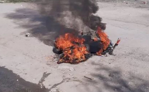 Un joven atropelló a una nena de 5 años y los vecinos le incendiaron la moto