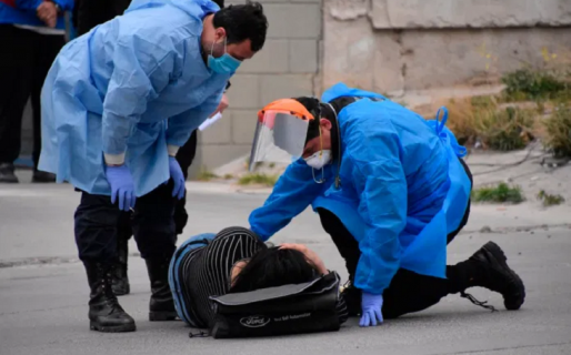 Una joven en rollers resultó golpeada tras embestir automóvil en Alsina y Bouchardo
