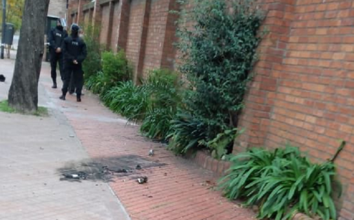 Una persona tiró una bomba molotov en la quinta de Olivos