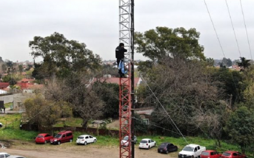 Tensión en reclamo policial: un efectivo amenaza con tirarse desde una torre