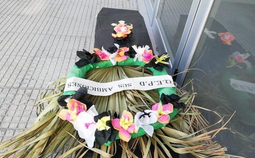 Un extraño ataúd y un mensaje misterioso a las puertas de la Legislatura