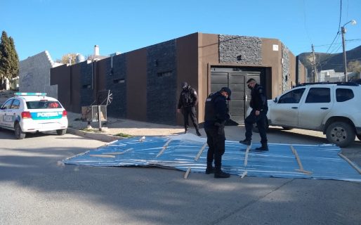 El viento ocasionó decenas de voladuras de techos y colapsó el 103 de Defensa Civil