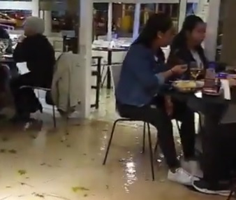 Una fuerte crecida del mar anegó un restaurante en Madryn pero los comensales ni se inmutaron