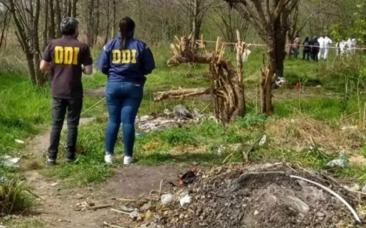 Una madre apuñaló y enterró a un hombre porque creyó que abusó de su hijo, pero sospechan de su hermano