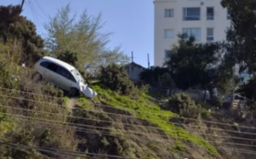 Vecinos piden que retiren el vehículo que desbarrancó el jueves