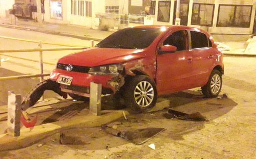 Chocó y casi termina adentro del canal de la avenida Roca