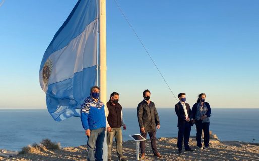 La bandera más grande de Comodoro ya flamea en el cerro Chenque