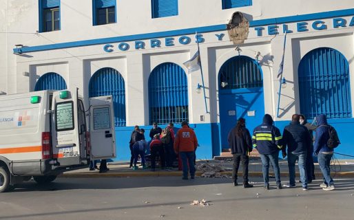 Operaron al joven que le cayó encima el escudo del Correo Argentino