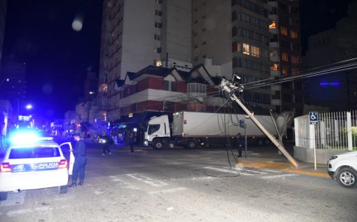 Un camión derribó varios postes en la Rivadavia ocasionando cortes de luz