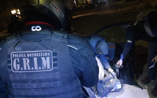 Detuvieron un vehículo por una maniobra peligrosa y al revisarlos encuentran 30 “bochitas” de marihuana