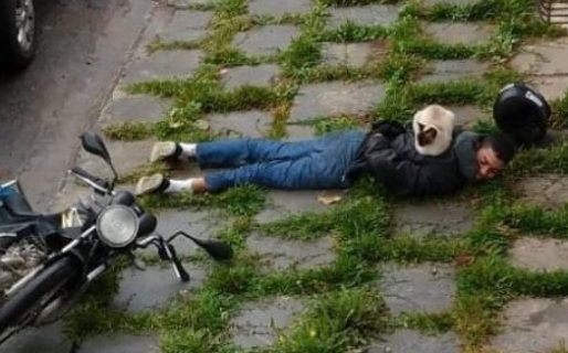 Un gato “custodió” a un motochorro detenido