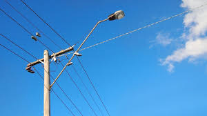 Sorprendieron a un joven colgándose de un poste de luz