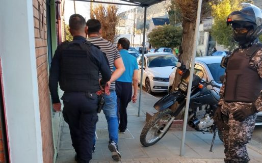 Fuera de sí: amenazó de muerte a su expareja y agredió a una vecina, a la que también le destrozó el auto