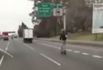 Iba en monopatín a 100km/h