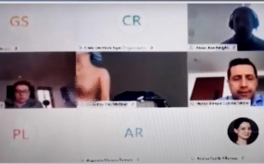 Una concejal mostró los pechos sin saber que su cámara estaba prendida