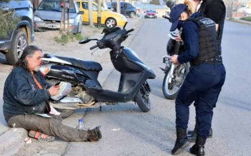 Un motociclista chocó contra un colectivo y sufrió heridas en el rostro