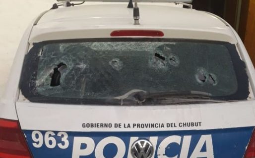 La denunciaron por ruidos molestos y recibió a la policía asestando cuchillazos a un patrullero