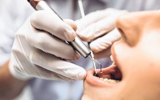 Una joven fue al odontólogo, la anestesió y cuando despertó la estaba abusando