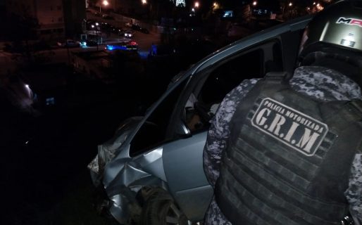Rescatan a un hombre que desbarrancó con su auto