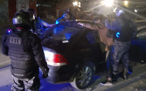 Lo detuvieron por tenencia de drogas y constataron que tenía un pedido de captura vigente