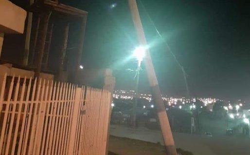 Un poste está a nada de caerse sobre una casa