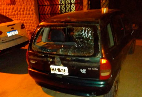 Dañó el portón de una casa y un vehículo