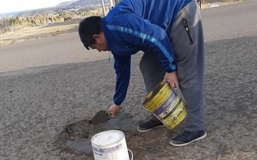 Vecinos taparon un bache que data de hace 5 años