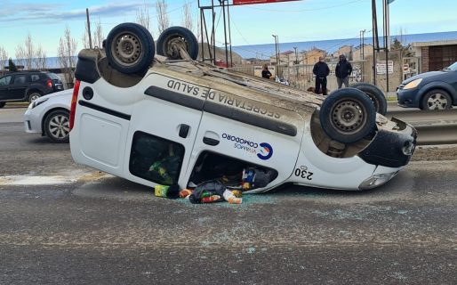 Volcó camioneta municipal frente al corralón