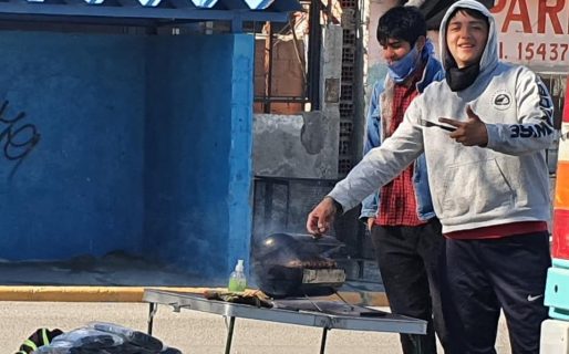 Con su “minichulengo” vende choris en la avenida Kennedy