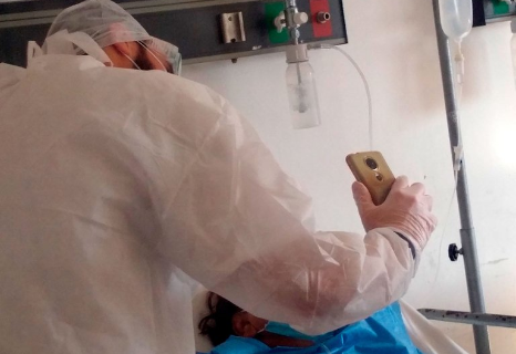 Estaba a punto de morir de coronavirus y pudo despedirse de sus 5 hijos gracias al gesto de un médico residente