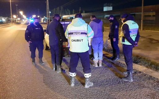 Manejaba zigzagueante, no se detuvo en el control y estaba alcoholizado