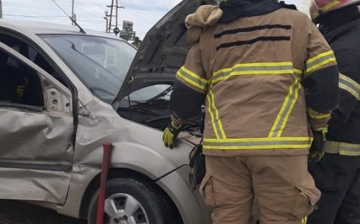 Un joven fue rescatado por bomberos tras un accidente en km. 4