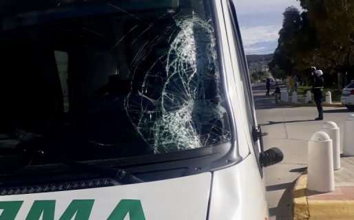 Quiso evitar que se lleven a su pareja a “Salud Mental” arrojándose contra una ambulancia