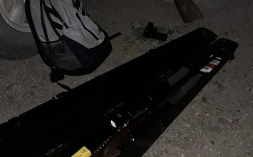 La Policía detuvo esta madrugada a tres jóvenes con una pistola, una carabina y un fusil