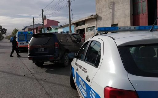Un conductor alcoholizado chocó contra una camioneta estacionada y atropelló a empleado de una gomería