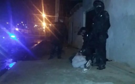 Ingresó al patio de una casa, robó una moto, pero  fue perseguido por el dueño