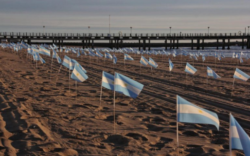 Mar del Plata de luto: Colocaron 504 banderas en homenaje a los muertos por Covid-19